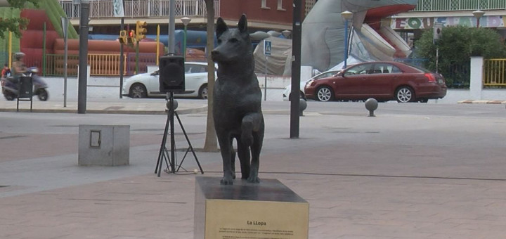 L'escultura de La Llopa, el dia de la seva inauguració.