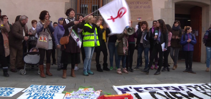 Participants a la concentració de la vaga general del 8M convocada per la comunitat feminista de Calella