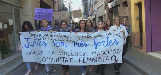 [VÍDEO] Més d’un centenar de dones es manifesten a Calella pel 8M reivindicant la plena igualtat