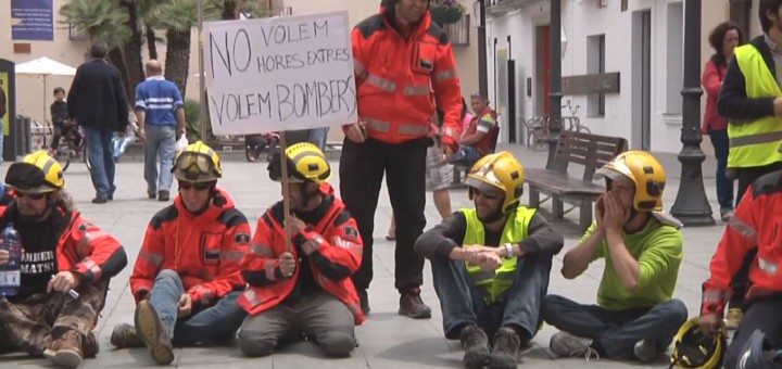 Protesta dels bombers a la Plaça de l'Ajuntament de Calella, en una imatge d'arxiu