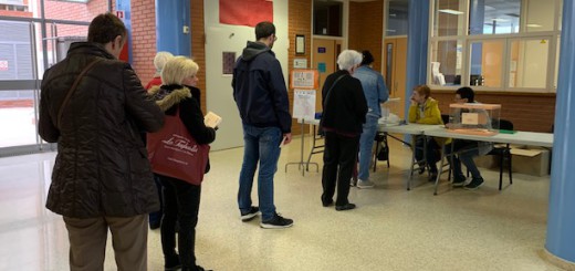 Electors fent cua per votar en una de les meses de l’Escola Freta