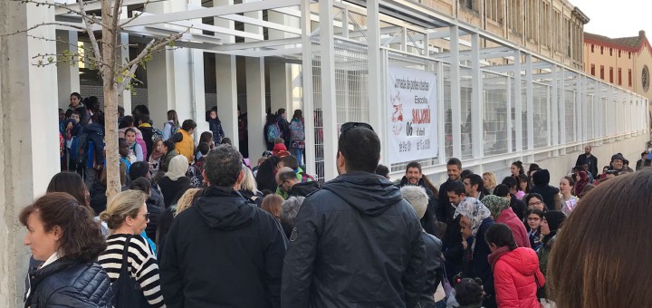 Alumnes i pares a les portes de la nova escola, el 4 d'abril del 2018