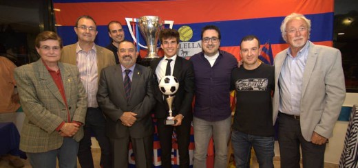 La junta directiva de la PSB de Calella amb Riqui Puig, guanyador de l'últim Memorial Mario Munt