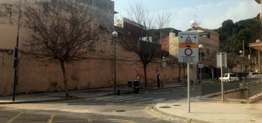 Senyal a l'encreuament d'N-II amb el carrer Sant Joan, on es col·locarà un dels semàfors
