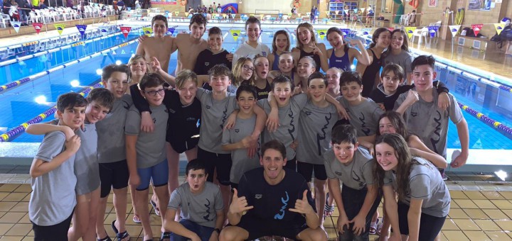 Nedadors alevins del CN Calella a les instal·lacions del Premià