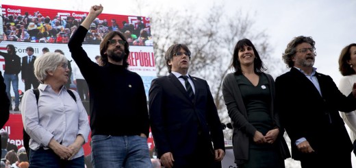 Membres del Consell de Govern, amb el president Carles Puigdemont, a la manifestació de Perpinyà