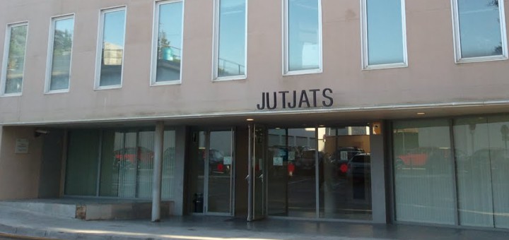 Entrada del Jutjat d'Arenys de Mar