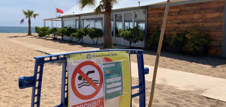 Durant l’estat d’alarma hi ha hagut senyals que indiquen la prohibició de banyar-se a la platja