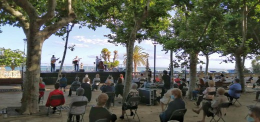 Concert d’havaneres a càrrec d’Els Faroners al Passeig Manuel Puigvert, ahir a la tarda