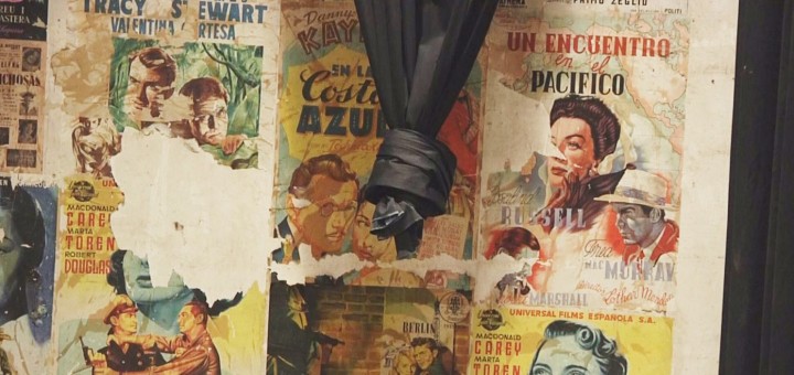 Cartells de pel·lícules antigues a la paret dels bastidors de la Sala Mozart