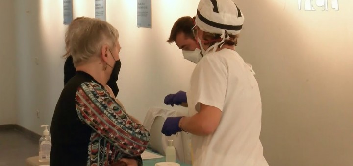 [Vídeo] Comencen a posar-se les vacunes de la grip al nou punt segur de la Cooperativa l’Amistat