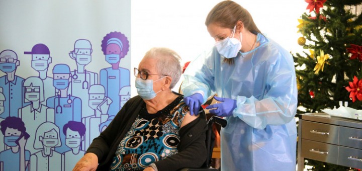 La Josefa Pérez, de 89 anys, ha estat la primera persona vacunada contra la Covid a Catalunya