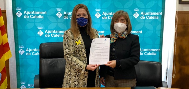 L’alcaldessa amb la presidenta de la Fundació Germanes Saula-Palomer en l’acte de signatura de l’acord sobre Can Saula.