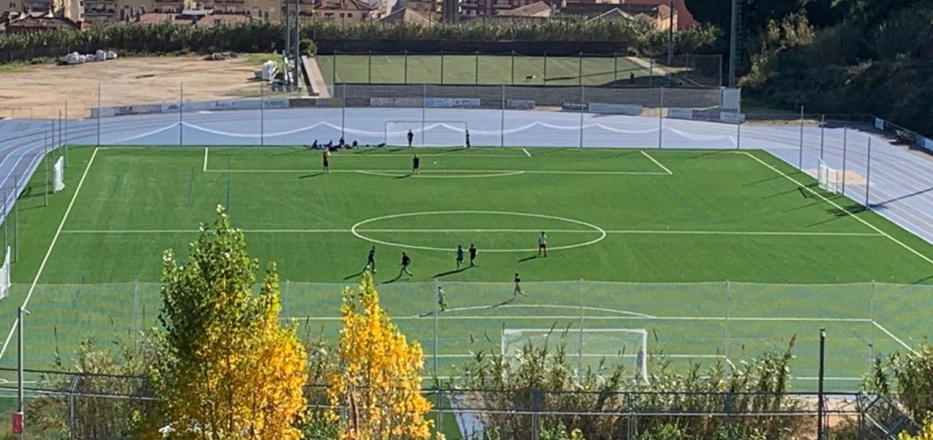 Joves fent ús del nou camp de gespa artificial de La Muntanyeta