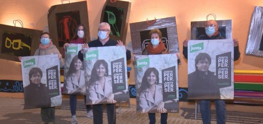 Adherits calellencs a JxCat en l'acte d'enganxada de cartells per la campanya del 14-F