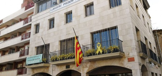 La senyera és l’única bandera que oneja al balcó consistorial de Calella