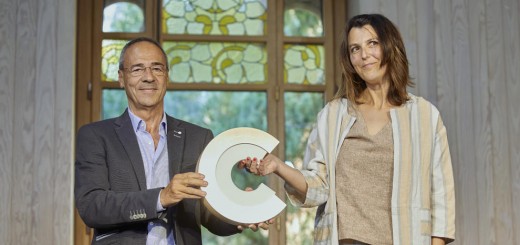 Rut Martínez recollint el Premi Nacional de Cultura amb el president del Consell d'Àneu, ahir al Recinte Modernista de Sant Pau.