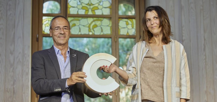 Rut Martínez recollint el Premi Nacional de Cultura amb el president del Consell d'Àneu, ahir al Recinte Modernista de Sant Pau.