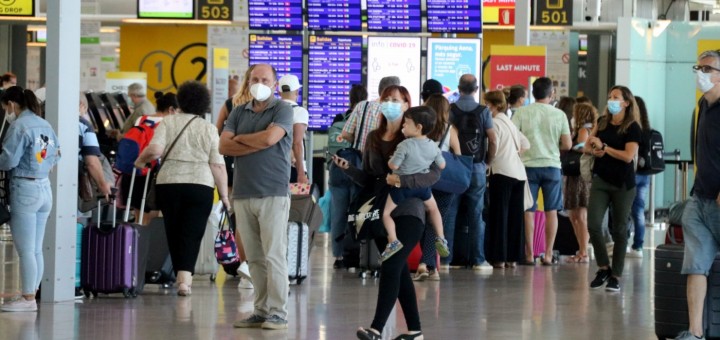 Turistes a la zona de sortides de l’aeroport Josep Tarradellas Barcelona-El Prat