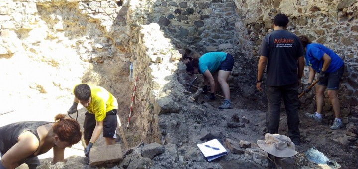 Imatge del primer camp arqueològic a l’ermita de Sant Andreu, l’any 2015