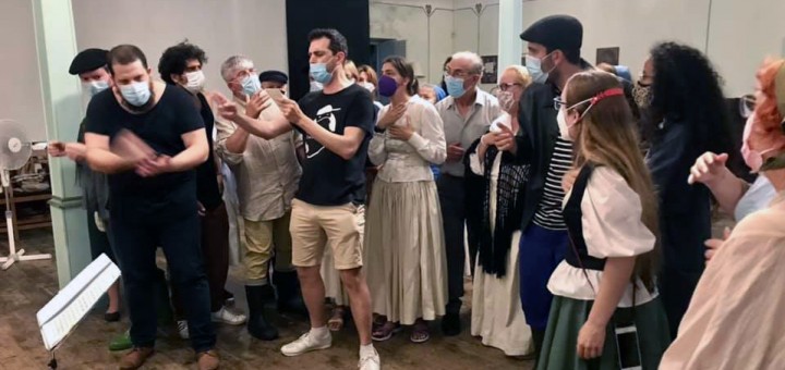 L’elenc de "La tabernera del puerto" en els assajos que es fan al primer pis de Can Salom (Foto: Albert Deprius)
