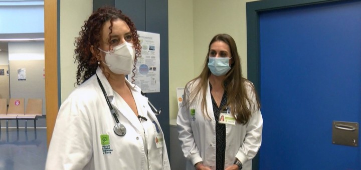 La doctora Susana Curós (a l’esquerra) en un moment del reportatge sobre la Covid al CAP enregistrat a finals del 2020