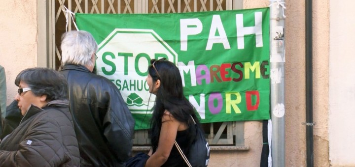 Activistes de la PAH en una mobilització per aturar un desnonament a Calella, el març del 2019.