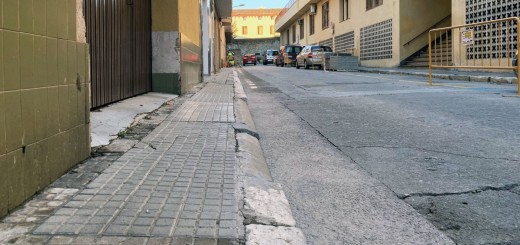 Les obres han començat a la vorera de la banda de mar del carrer Monturiol