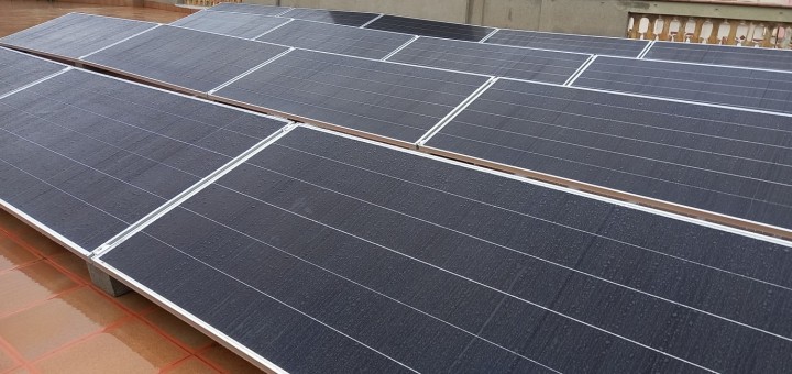 Instal·lació de plaques fotovoltaiques a la coberta de l’Ajuntament Vell