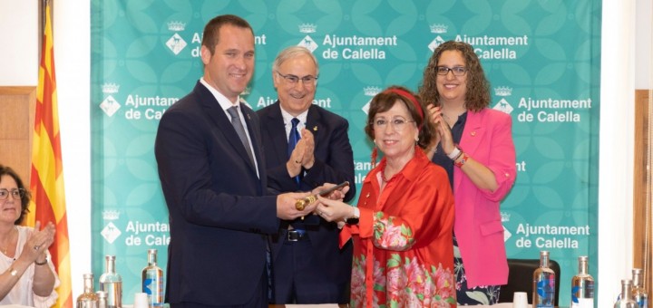 Montserrat Candini ha fet entrega de la vara d'alcalde a Marc Buch, escenificant així el relleu de l'alcaldia. Font: Ajuntament de Calella