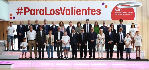 El president Pere Aragonès i el conseller de Salut van assitir dijous a la inauguració del SJD Pediatric Cancer Center. A la foto, amb els donants fundadors.