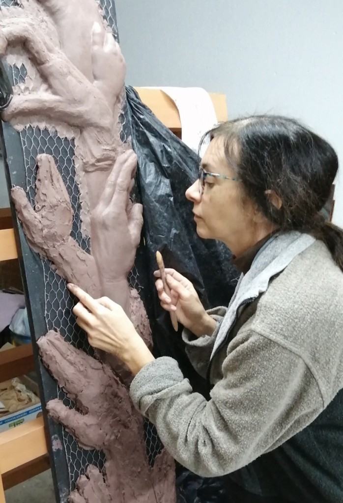 Abellí treballant en l'escultura dels sanitaris