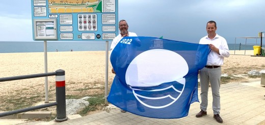 El tinent d’Alcaldia de Serveis públics i l’alcalde en l’acte d’hissada de les banderes de qualitat a la Platja de Garbí
