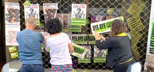 Protesta de l’Assemblea Groga de l’Alt maresme a la seu d’Esquerra de Calella, el maig passat
