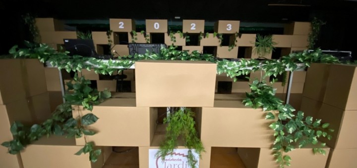 Decoració de la sala on s'acomiadarà l'any amb una gran festa