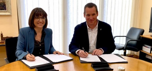 La presidenta de l’Acadèmia i l’alcalde de Calella en l’acte de signatura del conveni de col·laboració per als Premis Gaudí