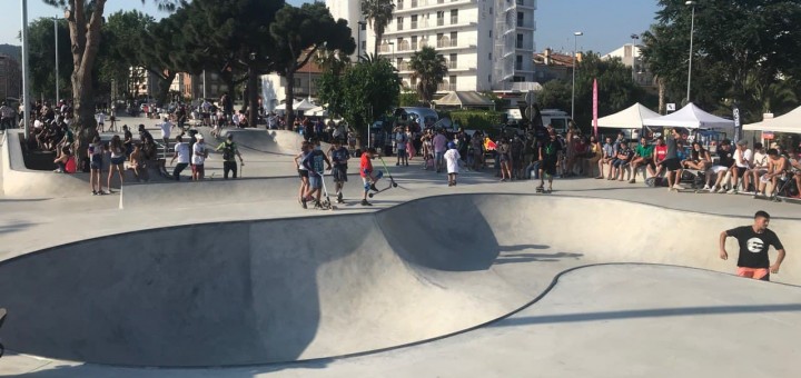 Usuaris a l’skatepark de Pineda de Mar