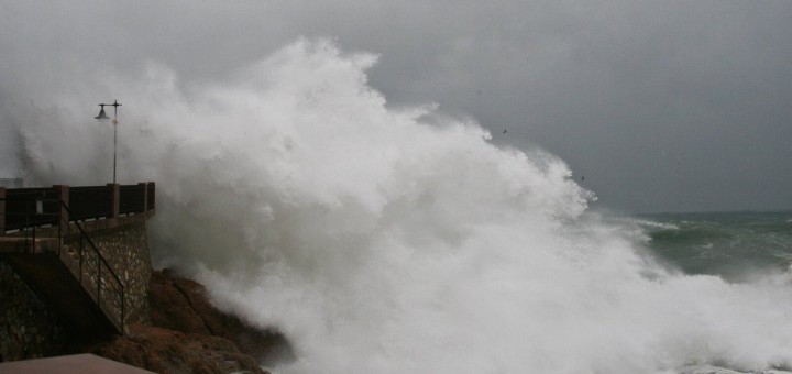 el-fort-temporal-de-vent-i-mar-esta-causant-moltes-incidencies