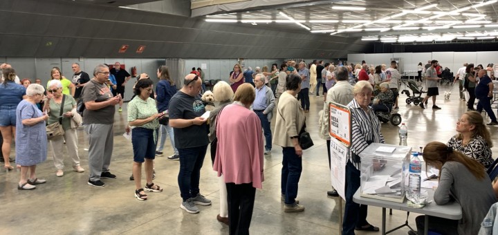 Al punt del migdia, es repeteixen les imatges de ciutadans fent cua per votar
