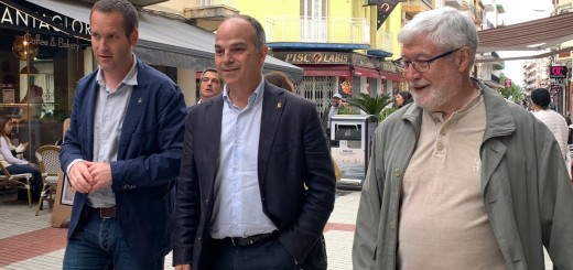 El secretari general de Junts acompanya Marc Buch en una passejada per Calella