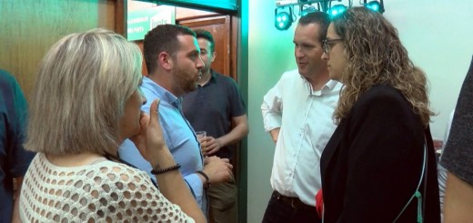 Rando i Laroussi, del PSC, van acudir ahir a la seu de Junts per felicitar a la força guanyadora de les municipals